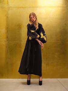 Boho Elegant Robe Maxi en Lin Noir avec Manches Grue Brodées Dorées et Ceinture Femmes Luxe Bohème Caftan - Product Image 2