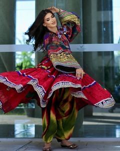 Magnifique ensemble culturel vintage en mousseline à manches longues pour femme, orné de broderies fines, offrant un look festif et élégant. - Product Image 5