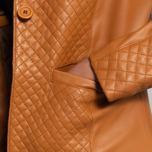 Blazer en cuir marron matelassé Cora avec broderie et décoration boutonnée, méthode de tricotage et de tissage, motif uni et imprimé - Product Image 6