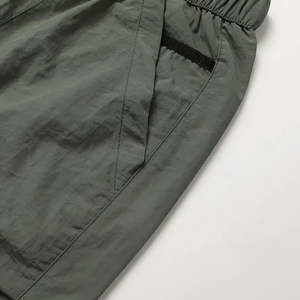 Pantalones cortos Cargo multibolsillos no elásticos de corte Regular para hombre, estilo de malla de Color sólido de poliéster 100% para correr, estilo callejero - Product Image 1