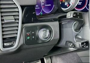 Cayenne Turbo Automatique 2023, Conduite à Gauche, Sièges en Cuir, Caméra de Recul, Jantes en Alliage R17, Barre de Toit, Voiture d'Occasion, Intérieur Sombre, Toit Ouvrant Panoramique - Product Image 5