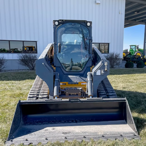 รถตักล้อยางขนาดเล็กมือสอง ยี่ห้อ John Deere รุ่น 333G พร้อมบุ้งกี๋ สำหรับงานก่อสร้างในฟาร์ม - Product Image 5