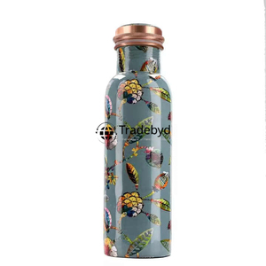 Bouteille d'eau polyvalente en cuivre par Tradebyd Modern Design pour la salle de sport, le bureau et l'utilisation active quotidienne - Product Image 2