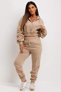 Conjunto de chándal de mujer de 2 piezas beige personalizado de la mejor calidad con mangas fruncidas de longitud completa y cintura alta conjunto de pantalones de chándal de mujer de 2 piezas - Product Image 2