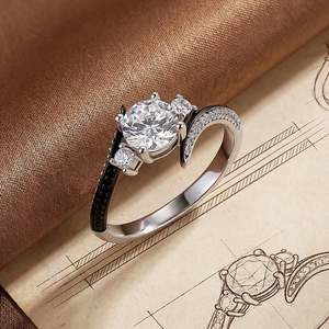 แหวนหมั้นเพชรเจียระไนทรงกลมสามเม็ดแบบสองสี Jeulia Parallel Meet - Product Image 5