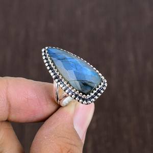 Bague en argent sterling oxydé avec labradorite, style bohème, bijou artisanal en pierre précieuse, cadeau de luxe pour femme - Product Image 6