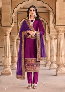 Traje Pakistaní de Terciopelo Pesado y Georgette con Hermoso Bordado, Moderno para Venta al por Mayor - Product Image 4