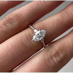 Anillo de Compromiso con Tres Diamantes Cultivados en Laboratorio, 2.5 Quilates en Total, Color EF, Claridad VS - Product Image 4