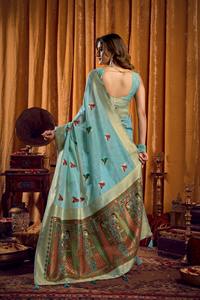 Sari en soie Kota Doriya de créateur très demandé avec chemisier en soie artificielle pour occasions spéciales, disponible à la vente - Product Image 5