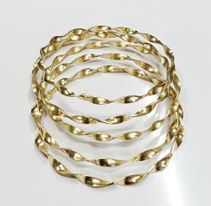 Brazaletes de corte de latón con diseño de Marden para mujer, joyería de moda disponible a precio de exportación desde la India al - Product Image 1