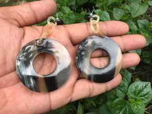 Pendientes de cuerno naturales hechos a mano, ligeros, elegantes y únicos, perfectos para la moda ecológica y la entrega de regalos éticos - Product Image 4