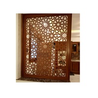 Cloison murale en bois magnifique avec des motifs floraux anciens et une structure pliable pour créer des zones privées à la maison