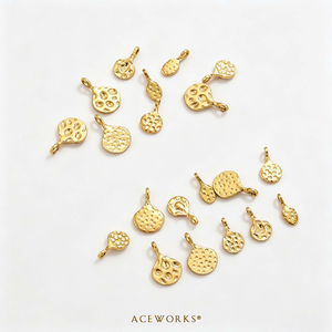 Pendentif pour femme tendance, fait main, en cuivre et acier inoxydable, plaqué or 18K PVD, avec breloque martelée et disque texturé organique - Product Image 6