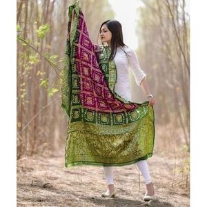 Châle ethnique en satin brodé Gharchola Bandhej de haute qualité, multicolore, en soie et dentelle bleue, idéal pour la saison hivernale - Product Image 2