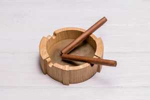 Cendrier en bois classique pour cigarettes et cigares |   Cendrier de table en bois massif fait main - Product Image 2