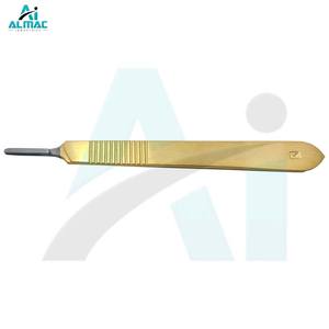 Manche de scalpel en acier ALMAC, conçu avec précision, offrant une prise en main améliorée et une utilisation sécurisée de la lame, certifié CE pour les cliniques chirurgicales - Product Image 4
