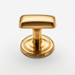 Pomo de puerta de metal grabado con cresta imperial HeirloomTurn Diseño de inspiración vintage para un atractivo atemporal y un encanto interior majestuoso - Product Image 4