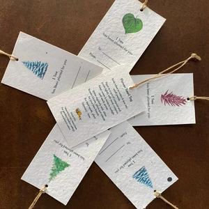 Etiquetas de papel Kraft recicladas hechas a mano etiqueta plantable DE LA India para prendas de Jeans tamaño personalizado 2X4 pulgadas paquete de 50 piezas - Product Image 1