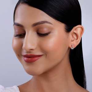 ต่างหูเพชรลายดอกไม้สีทองที่สง่างาม - Product Image 3