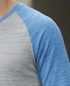 Camiseta de Manga Larga para Hombre, Cuello en V, Manga Raglán, Color Gris Azul Sólido, Tejido Casual, Transpirable, Corte Regular - Product Image 3