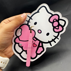 Azulejo de extensión de pestañas Innocent Kitten Holding Pink Heart Acrílico Lash Tile con dos imanes para pinzas Sosteniendo sostenible - Product Image 5