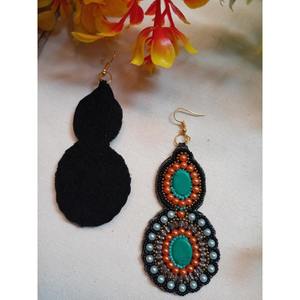 Boucles d'oreilles perlées tribales d'excellente qualité Boucles d'oreilles longues faites à la main pour des tenues culturelles et artistiques disponibles à la vente - Product Image 1