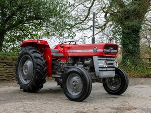 Tractor agrícola Massey Ferguson de calidad, modelo 135, en venta a un precio muy asequible. - Product Image 2