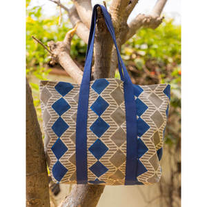 Sac fourre-tout tendance imprimé à la main avec fermeture éclair et décoration chaîne - Product Image 1