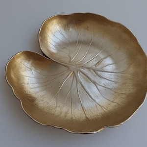 Serveur de fruits secs en aluminium de qualité supérieure avec trois compartiments de feuilles connectés en finition or antique conçu pour la décoration - Product Image 4