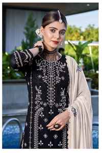 Tenue de créateur tendance fantaisie Costume Salwar en fausse georgette de qualité supérieure avec broderie lourde et travail à la main à vendre - Product Image 2