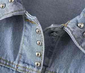 Vêtements en jean pour femmes, très demandés, de qualité supérieure, avec détails en pierres scintillantes qui rehaussent l'esthétique générale. - Product Image 3