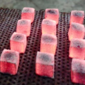 Briquettes de charbon de coco d'Indonésie pour chicha et narguilé BBQ en forme de cube, de bloc et de coussin - Product Image 1