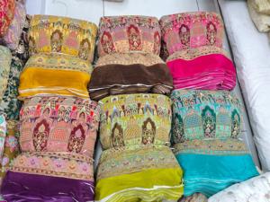 Tela Jacquard Floral Bordada de Georgette Colorida, Transpirable, Antiestática y Resistente al Plumón para Vestidos de Novia y Decoración del Hogar, Mediana - Product Image 3