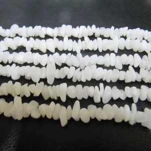 Agate blanche naturelle non coupée perles de puce de forme libre 4mm-8mm graduées meilleure qualité perles brin 34 pouces de Long - Product Image 1
