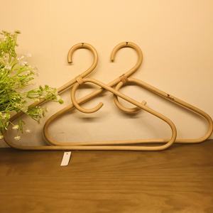 Vente en gros de cintres en rotin naturel faits à la main de haute qualité, vêtements/Ratan Percha pour enfants, respectueux de l'environnement du fabricant - Product Image 4