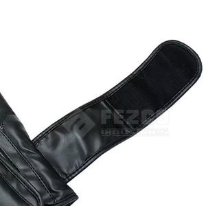 Gants de boxe en cuir pour hommes avec logo au design personnalisé avec évacuation de l'humidité et fermeture à crochet et boucle pour l'entraînement - Product Image 6