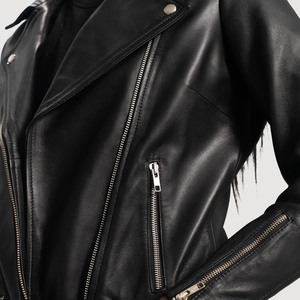 Chaqueta de Motociclista Slim para Mujer Rumy, Negra, de Cuero PU, con Capucha, Cuello de Satén, Piel Sintética, Logotipo Personalizado, Relleno de Poliéster, Otoño, Talla XL, Estampada - Product Image 6
