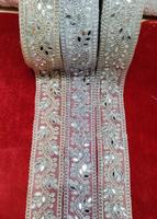 Dentelle brodée artisanale exquise et écologique en polyester soluble dans l'eau, avec perles lourdes, sequins et broderies, garniture dense de perles et de paillettes métalliques