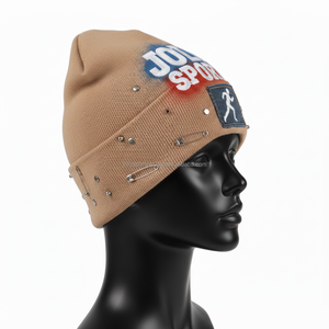 หมวกบีนนี่ผู้หญิง ผ้าถักนุ่ม 280GSM สีเบจ ปักลายและติดผ้าเดนิม โลโก้แบบกำหนดเอง หมวกบีนนี่ลายแจ็คการ์ดประดับหมุดโลหะ - Product Image 3