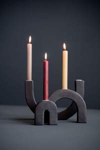 Supports sculpturaux noirs mats avec des détails élégants en relief. Disponible aux prix de gros. - Product Image 3