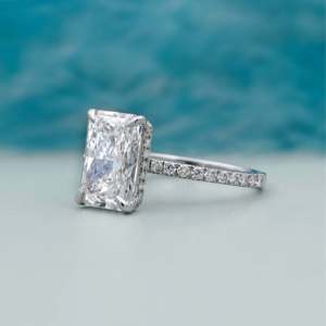 Anillo de compromiso de oro blanco con diamante de talla radiante certificado por IGI, con banda pavé, engaste de 4 puntas y halo oculto - Product Image 3
