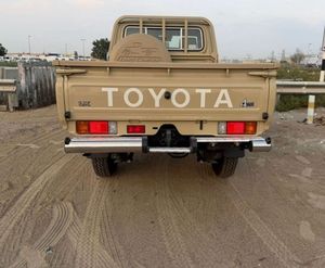 Camioneta Land Cruiser de Calidad en Venta, Motor Diésel, Tracción Delantera, Caja de Cambios Automática, Tamaño de Neumáticos R16, Volante a la Derecha, Cuero Oscuro - Product Image 2