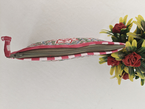 Elegante diseño de estampado de bloques florales, bolsa de algodón acolchado hecha a mano, bolsa de monedas de tela blanca, cierre de cremallera, algodón orgánico - Product Image 4