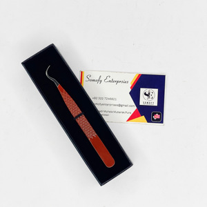 Pince à cils brun foncé à pointe argentée avec poignée en diamant et forme de crochet Produit durable en acier inoxydable de marque privée - Product Image 6