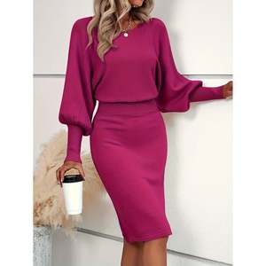 Ensemble pull col rond et jupe midi en viscose anti-boulochage rose rouge et noir pour femme, idéal pour le printemps - Product Image 1