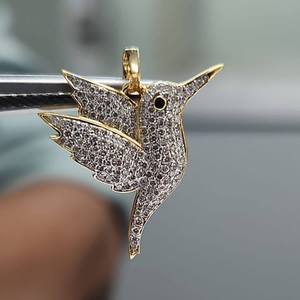 Pendentif en argent sterling serti de moissanite en forme de colibri chrétien mignon, en or bicolore, bijoux de luxe hip-hop unisexe - Product Image 1