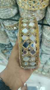 Fabriqué sur mesure avec des rubans brodés à la machine à miroir de différents modèles et de couleur or pour les robes de mariée - Product Image 3