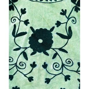 Gilet unisexe vert en velours brodé floral, style vintage, ouvert sur le devant, sans manches, 100 % coton écologique, col en V, vêtement d'extérieur fait main - Product Image 5