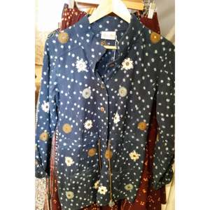 Chaqueta Corta Estilo Universitario para Otoño y Primavera, Ajustada, con Botones, Decoración de Cristales, Logotipo Personalizado, Transpirable, Exterior de PU, Algodón - Product Image 1