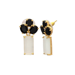 Nouvelle arrivée boucle d'oreille de forme carrée géométrique avec onyx noir et boucle d'oreille en pierres précieuses de chaceldony laiteux par Gemstone - Product Image 2